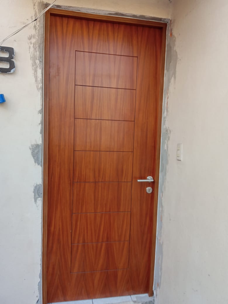 Foto puerta de chapa de madera