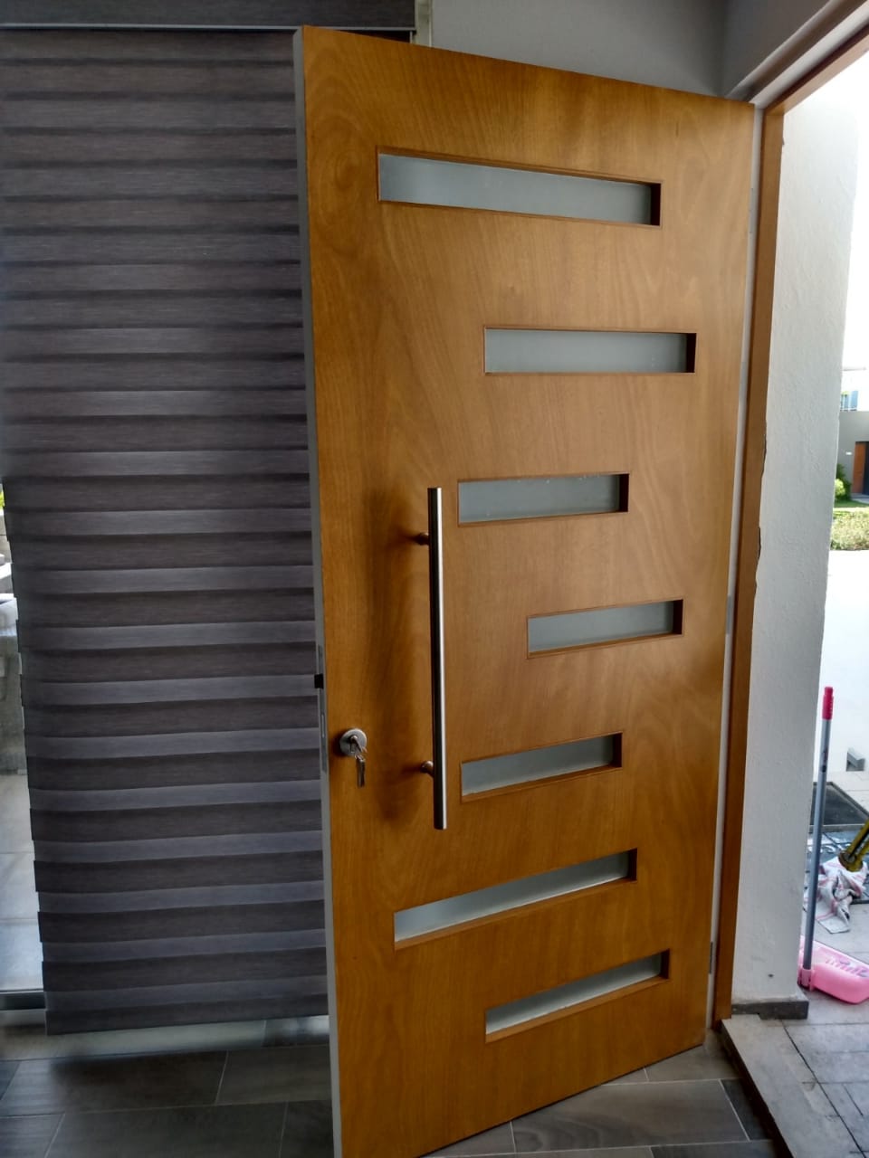 Foto puerta de chapa de madera