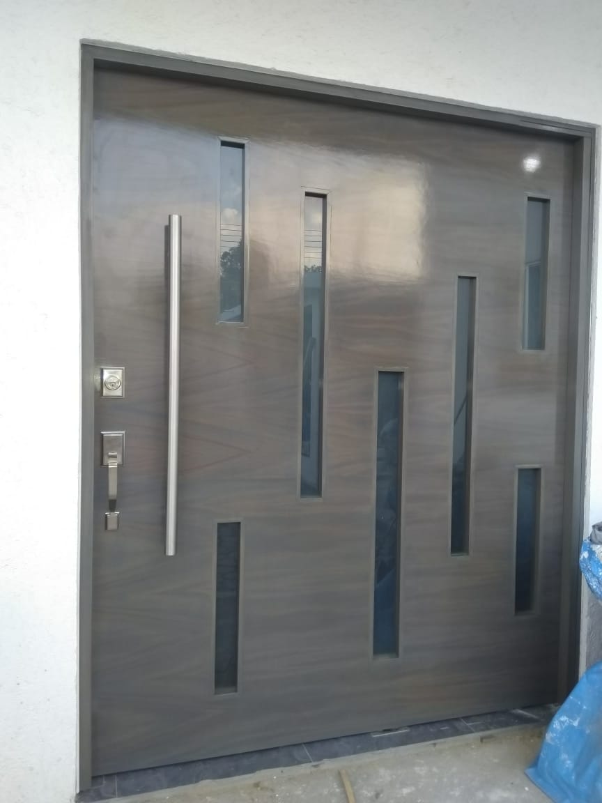 Foto puerta de chapa de madera