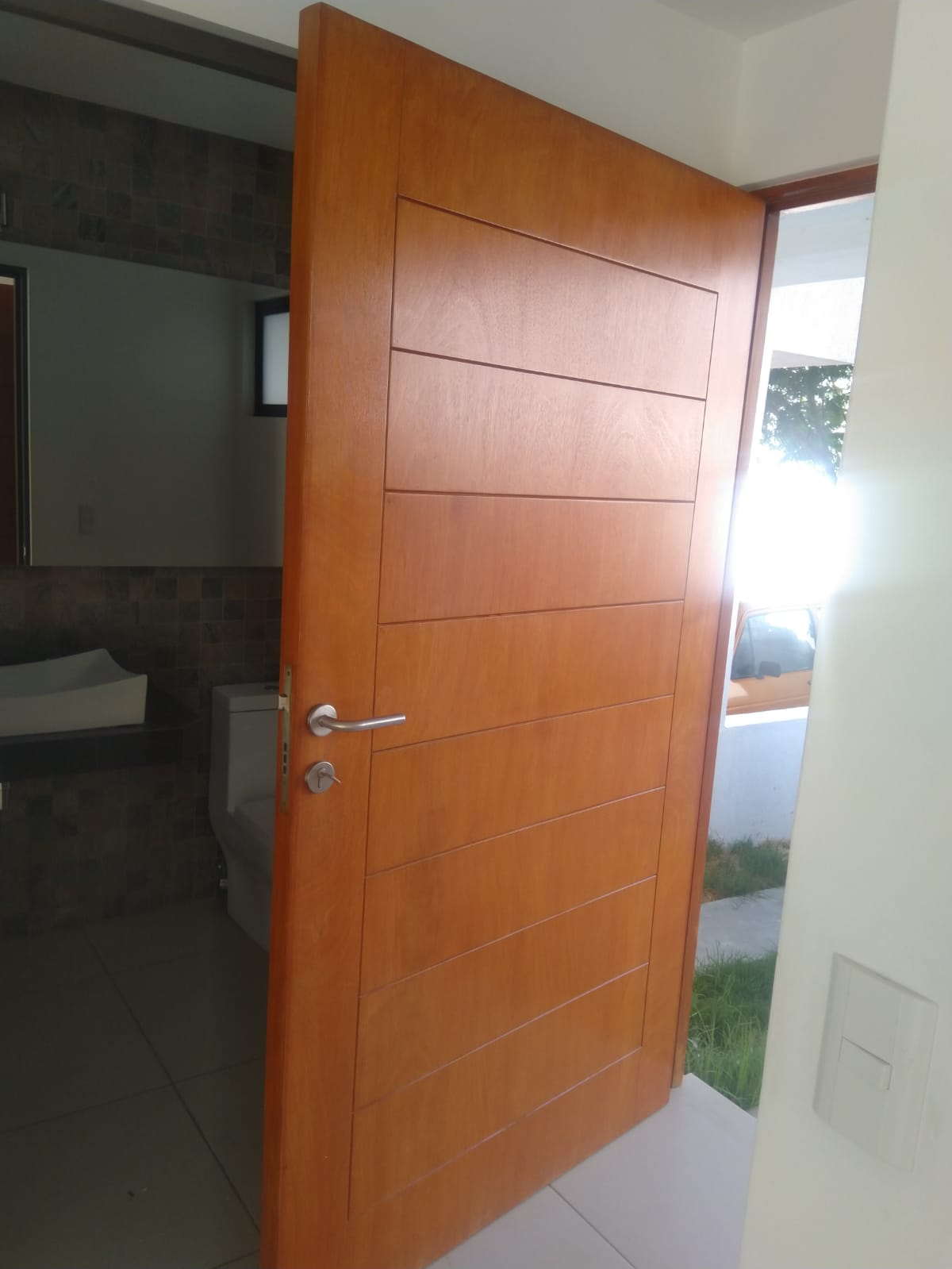 Foto puerta de chapa de madera