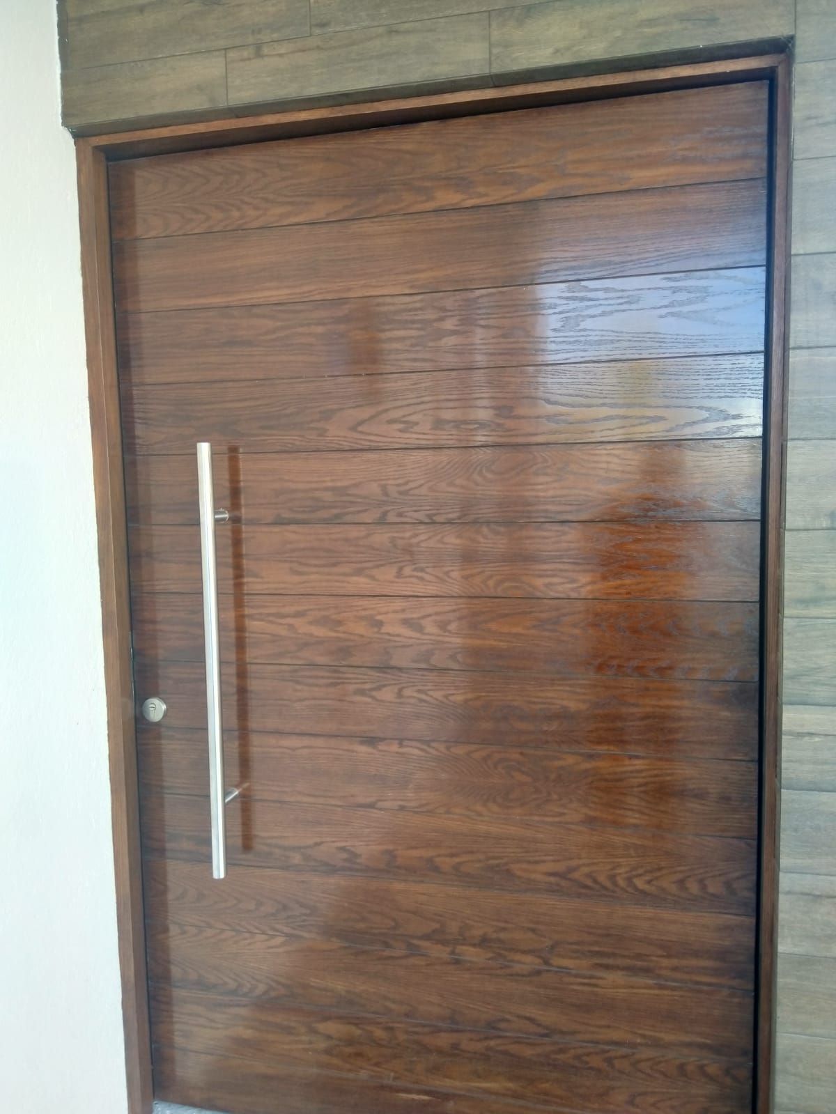 Foto puerta de chapa de madera