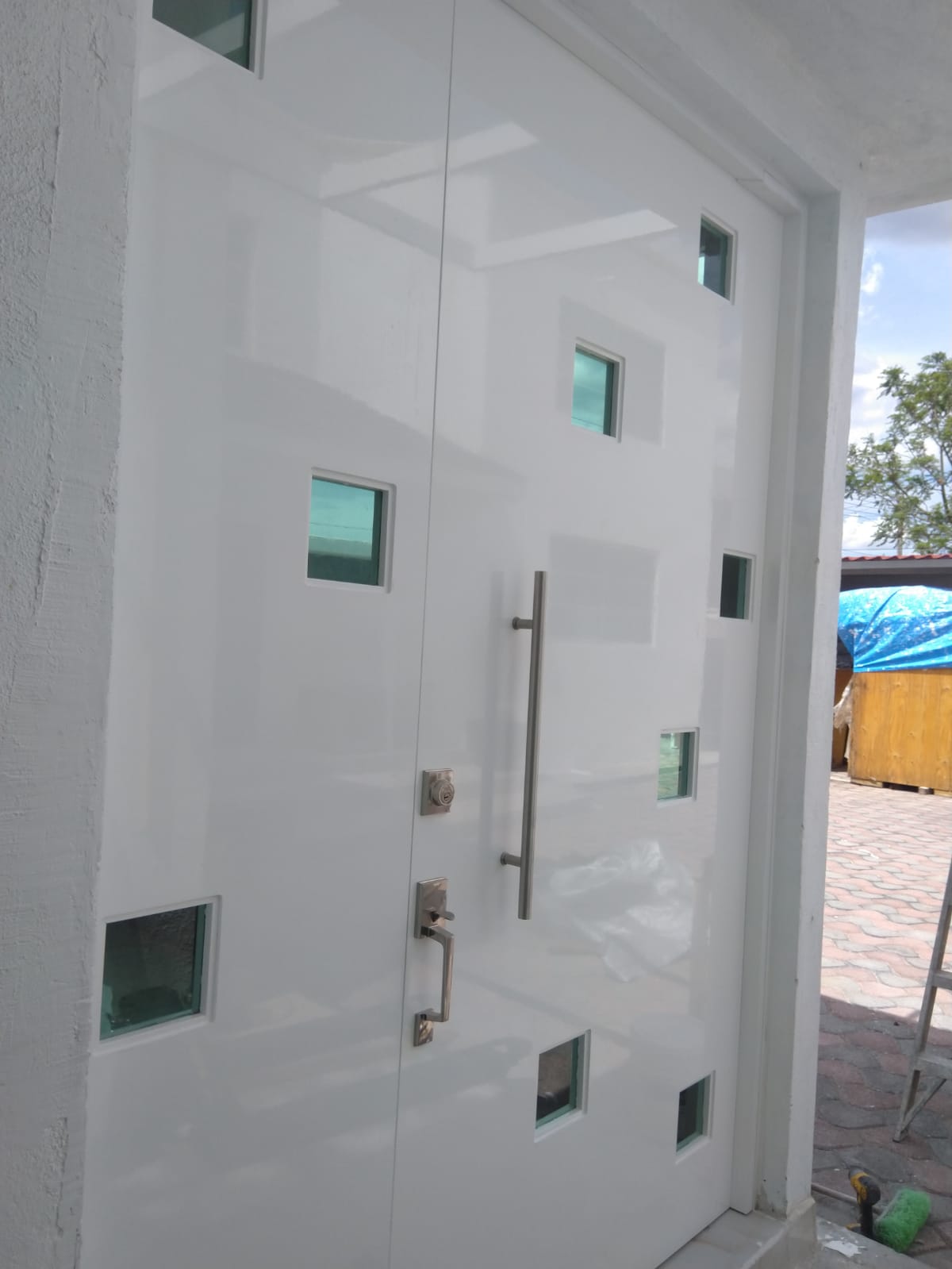 Foto puerta de chapa de madera