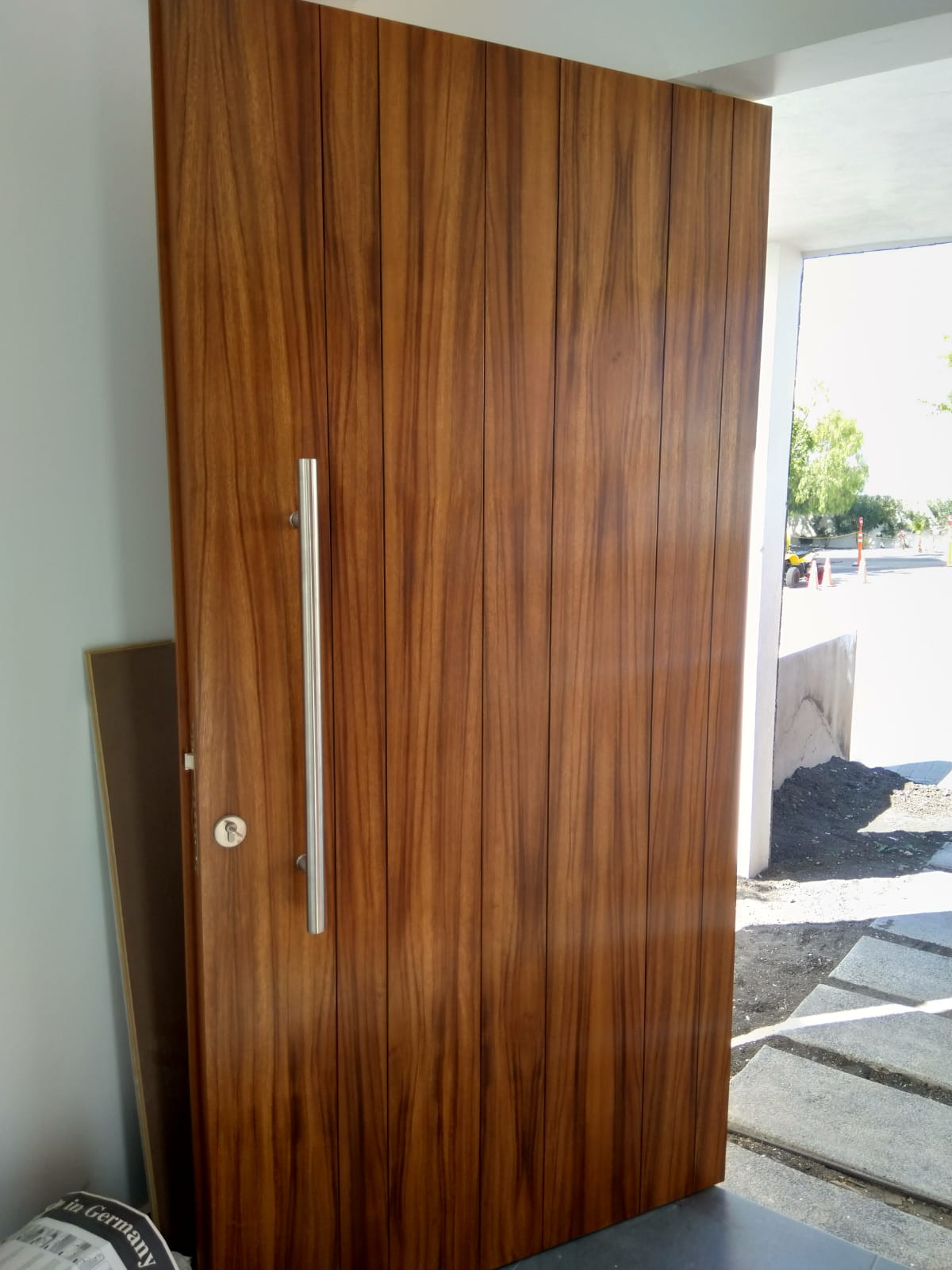 Foto puerta de chapa de madera
