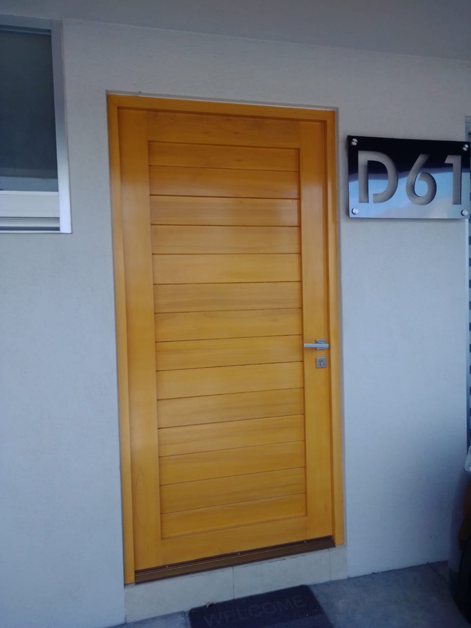 Foto puerta de chapa de madera