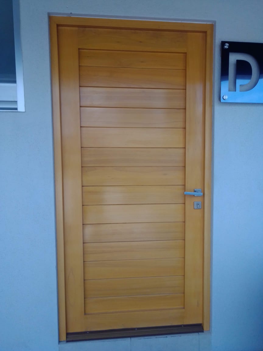 Foto puerta de chapa de madera