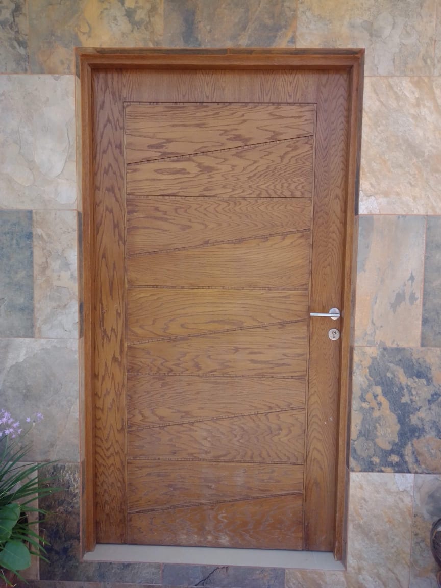 Foto puerta de chapa de madera
