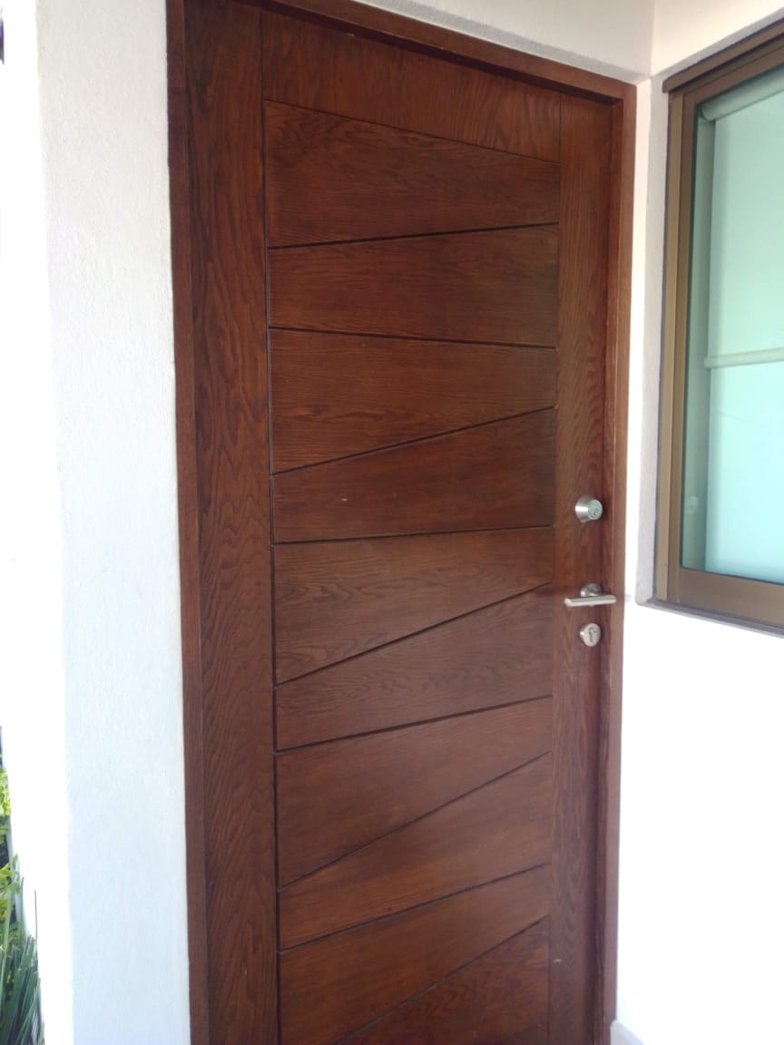 Foto puerta de chapa de madera