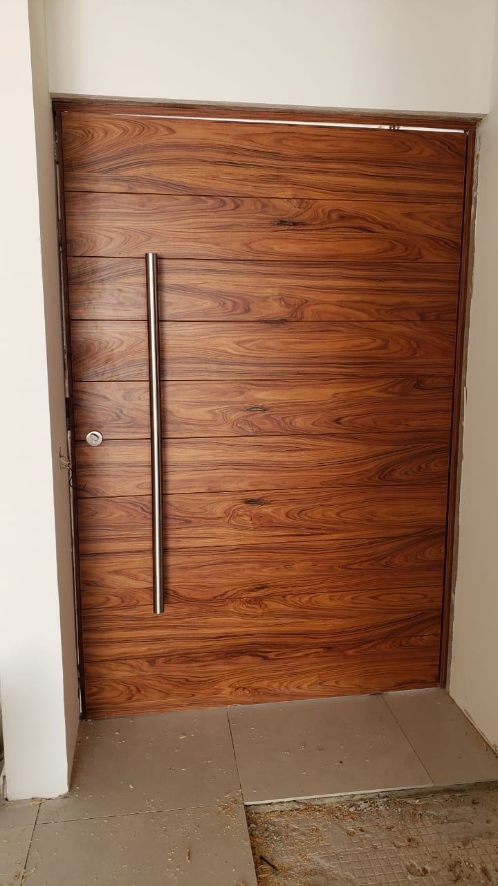Foto puerta de chapa de madera