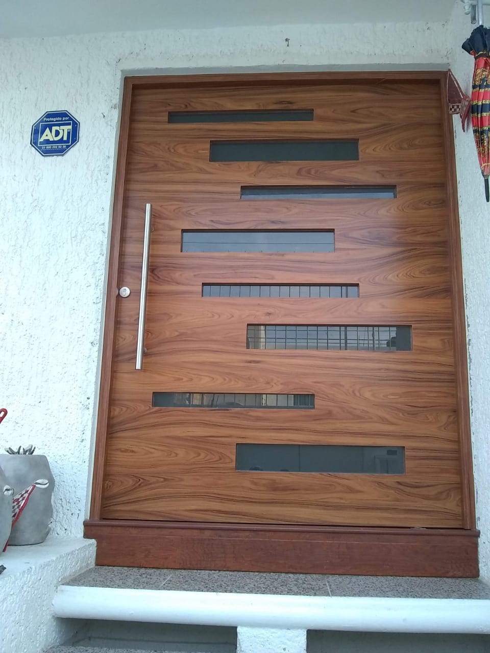 Foto puerta de chapa de madera