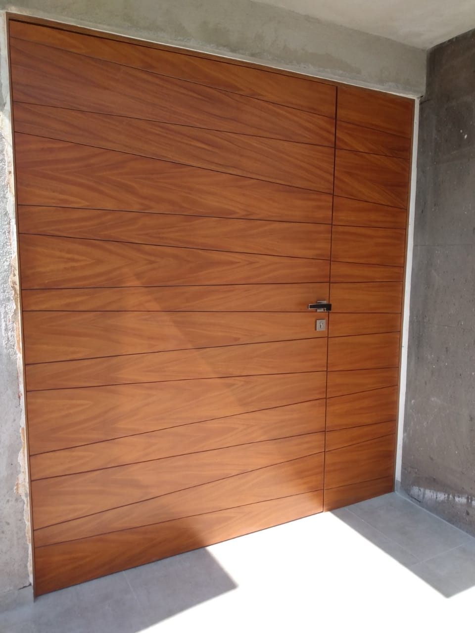 Foto puerta de chapa de madera
