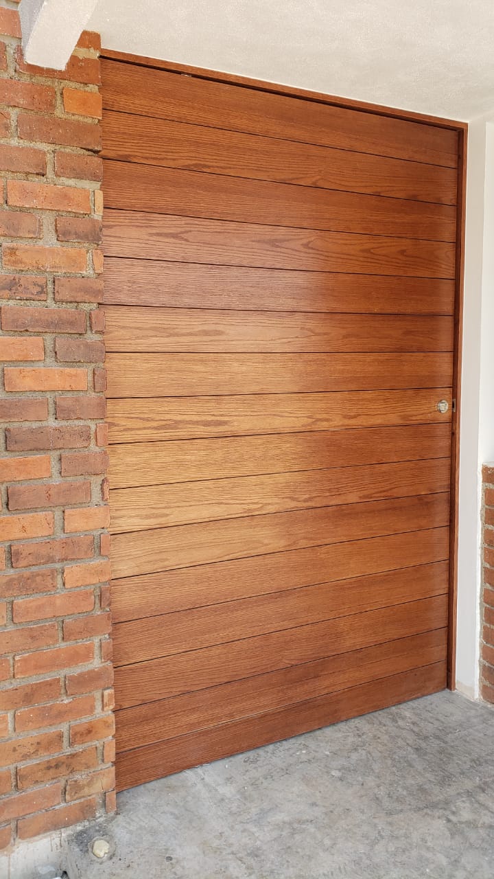 Foto puerta de chapa de madera