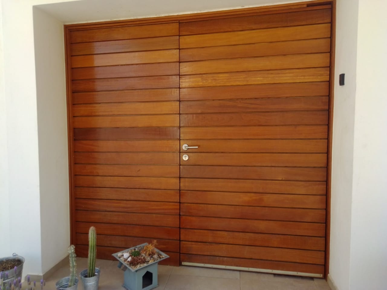Foto puerta de chapa de madera