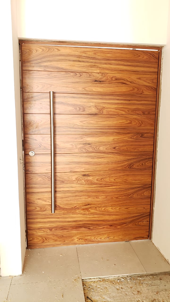 Foto puerta de chapa de madera