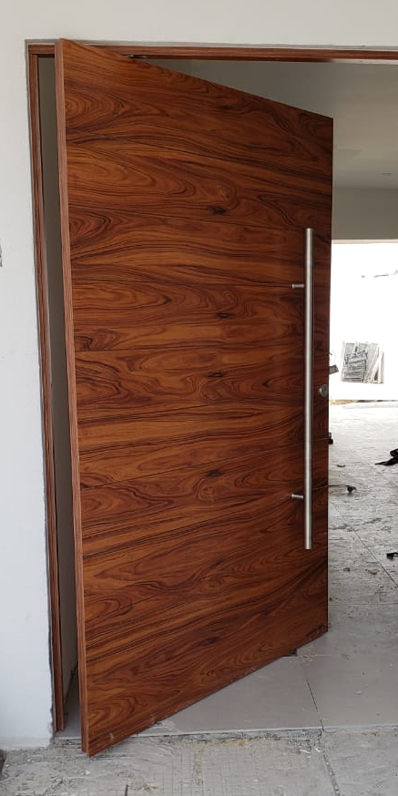 Foto puerta de chapa de madera