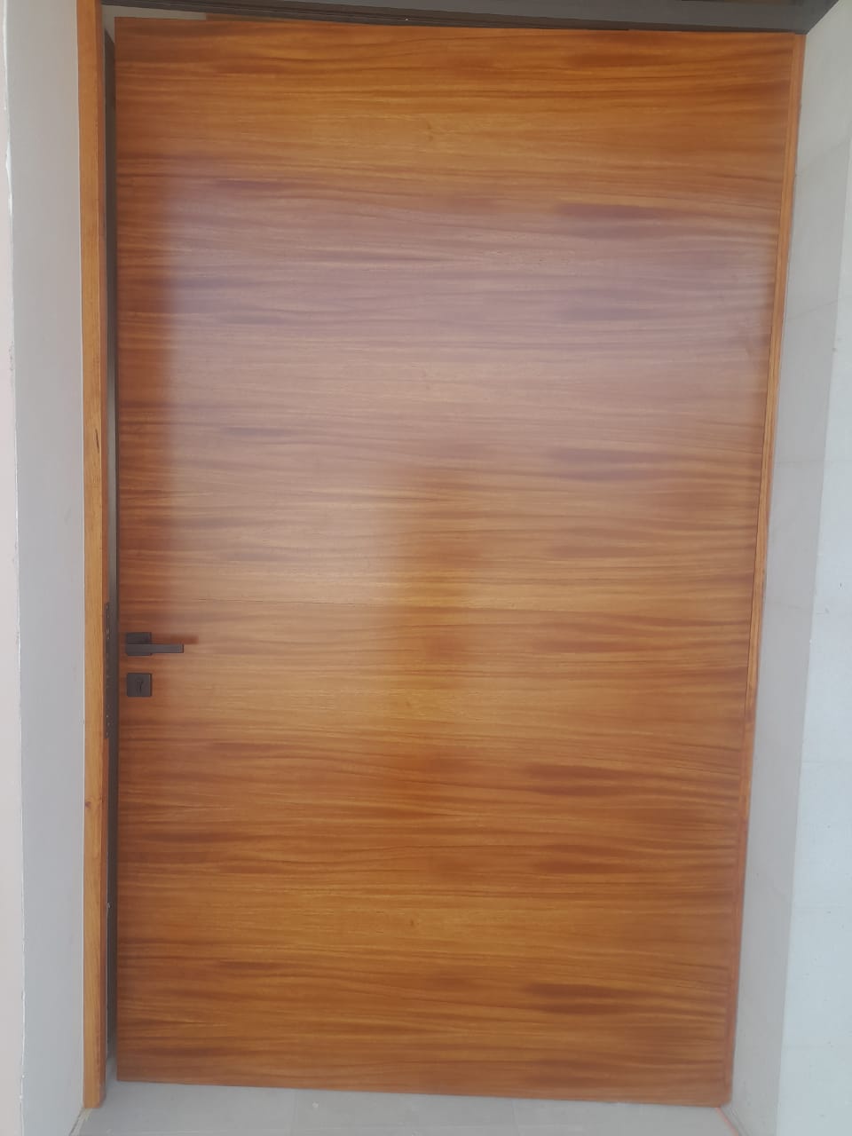 Foto puerta de chapa de madera