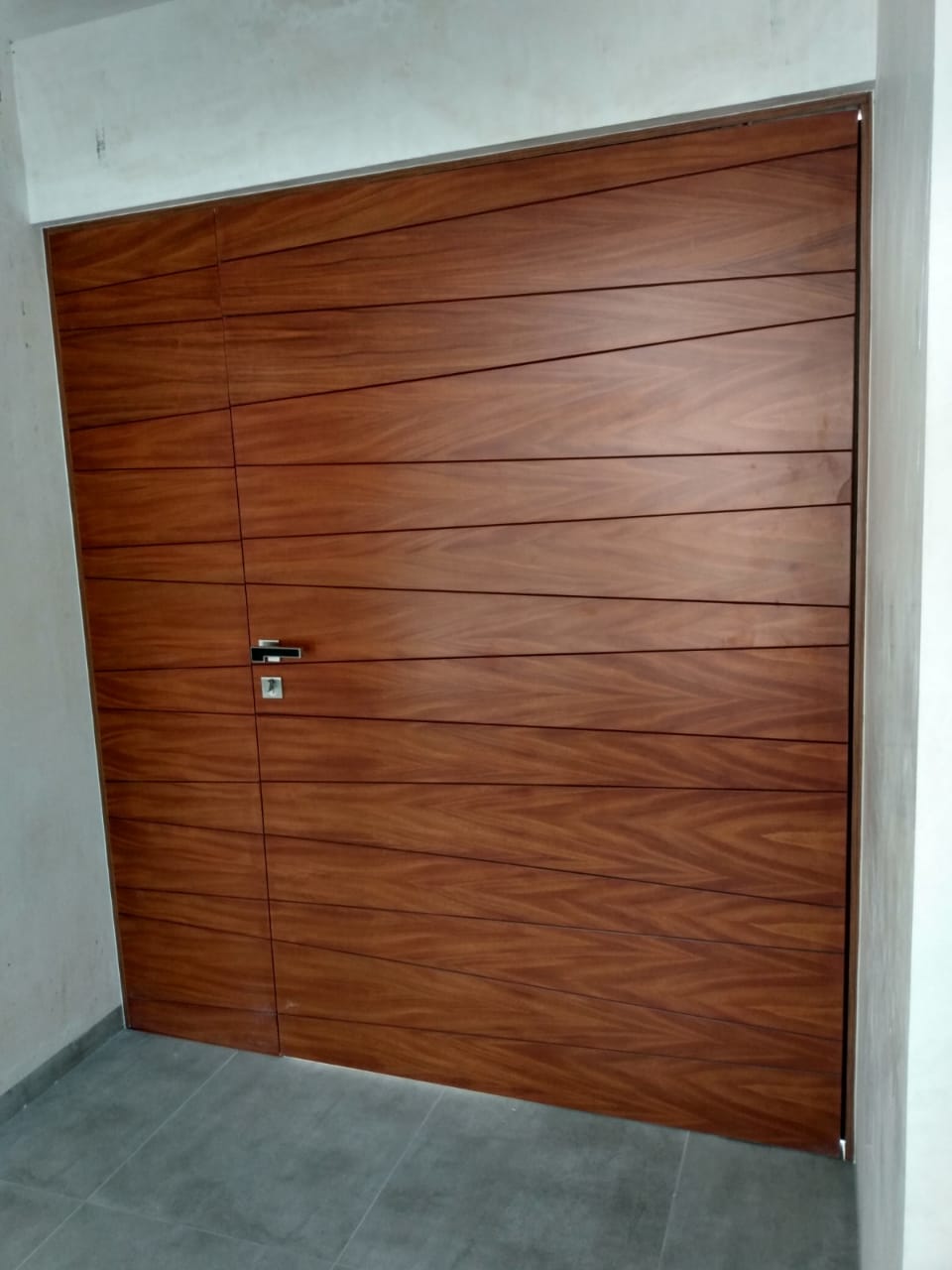Foto puerta de chapa de madera