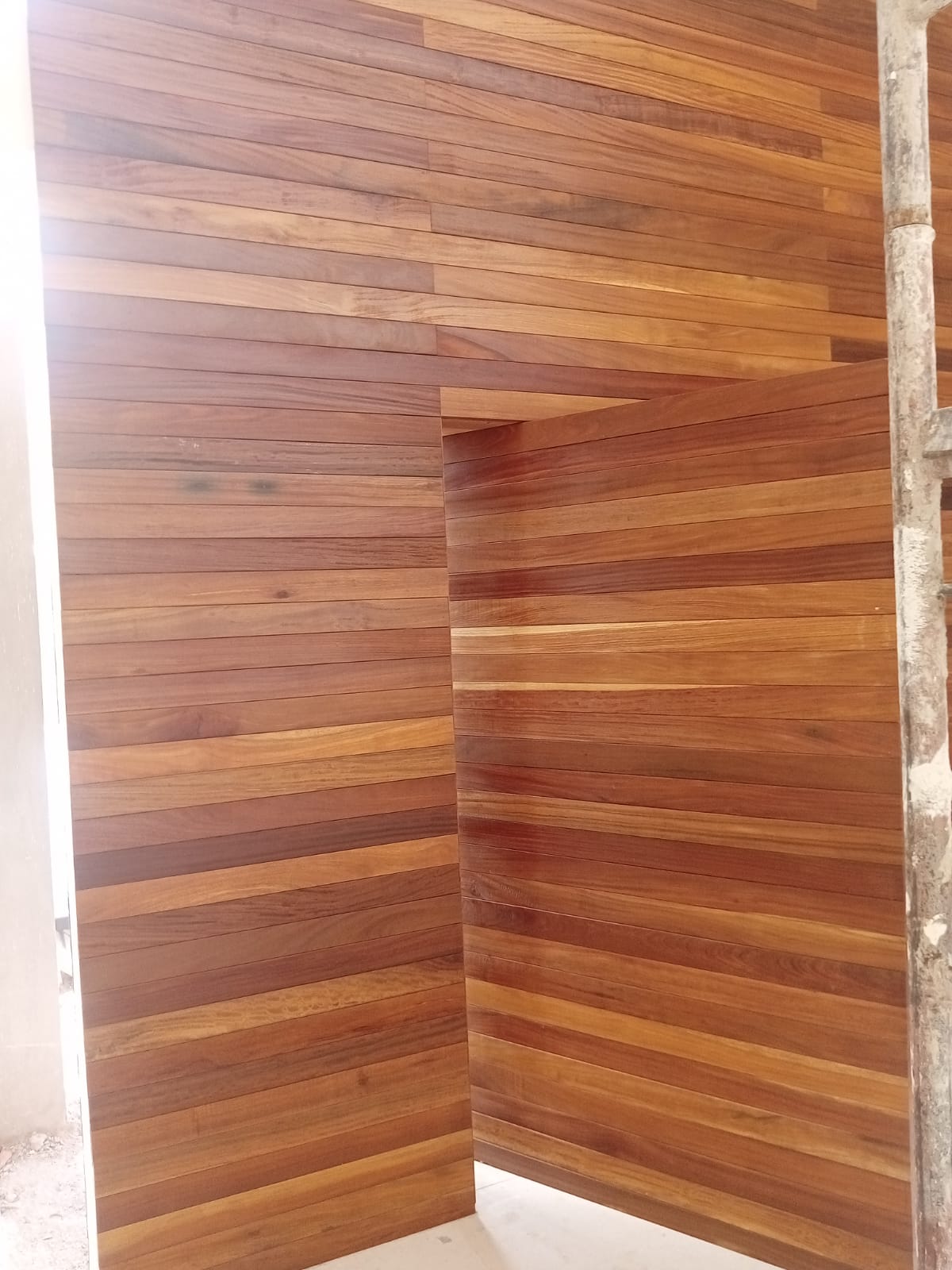 Foto puerta de chapa de madera