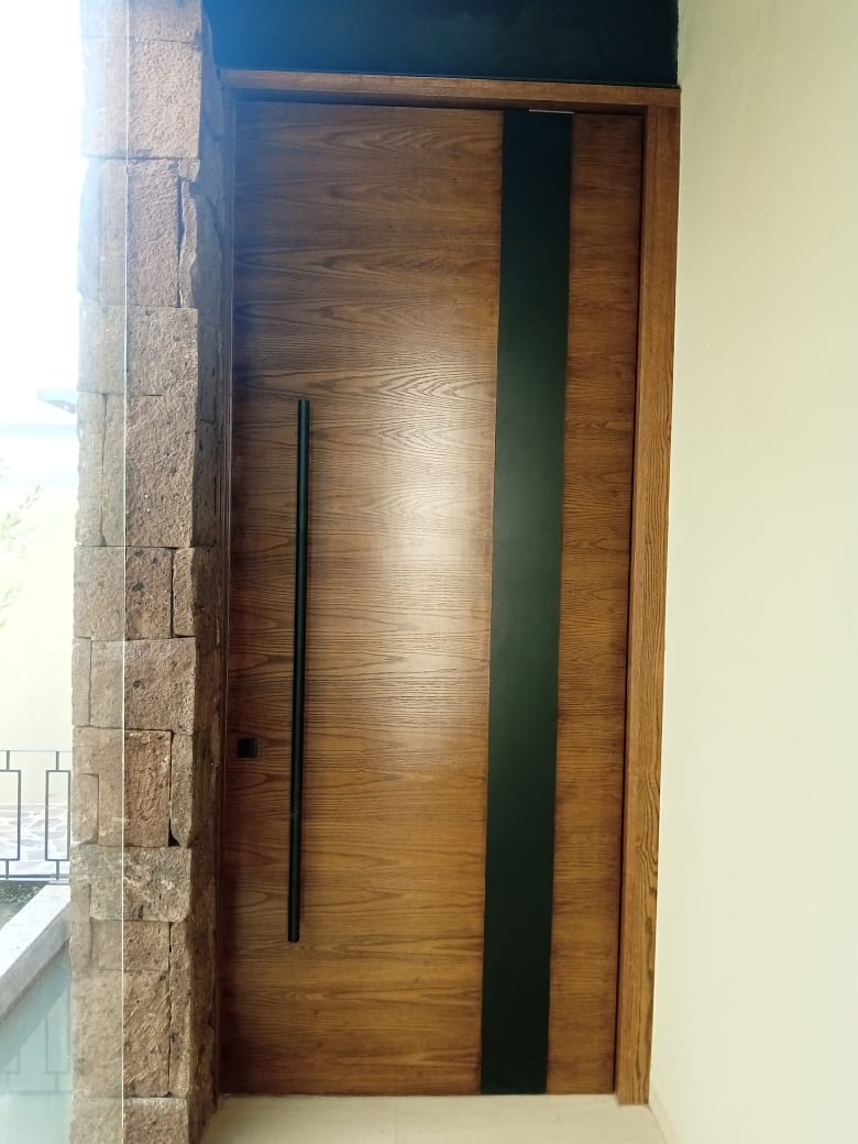 Foto puerta de chapa de madera