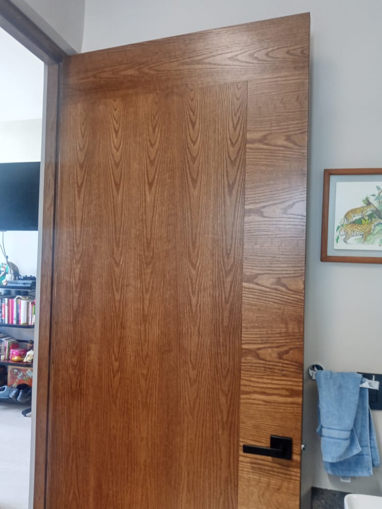 Foto puerta de chapa de madera