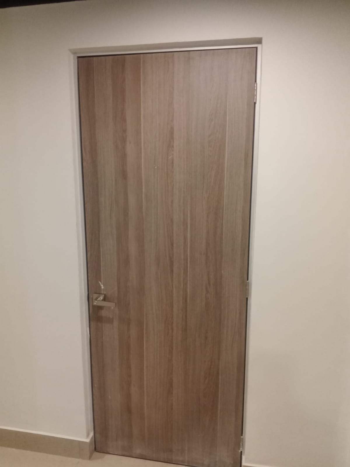 Foto puerta de chapa de madera