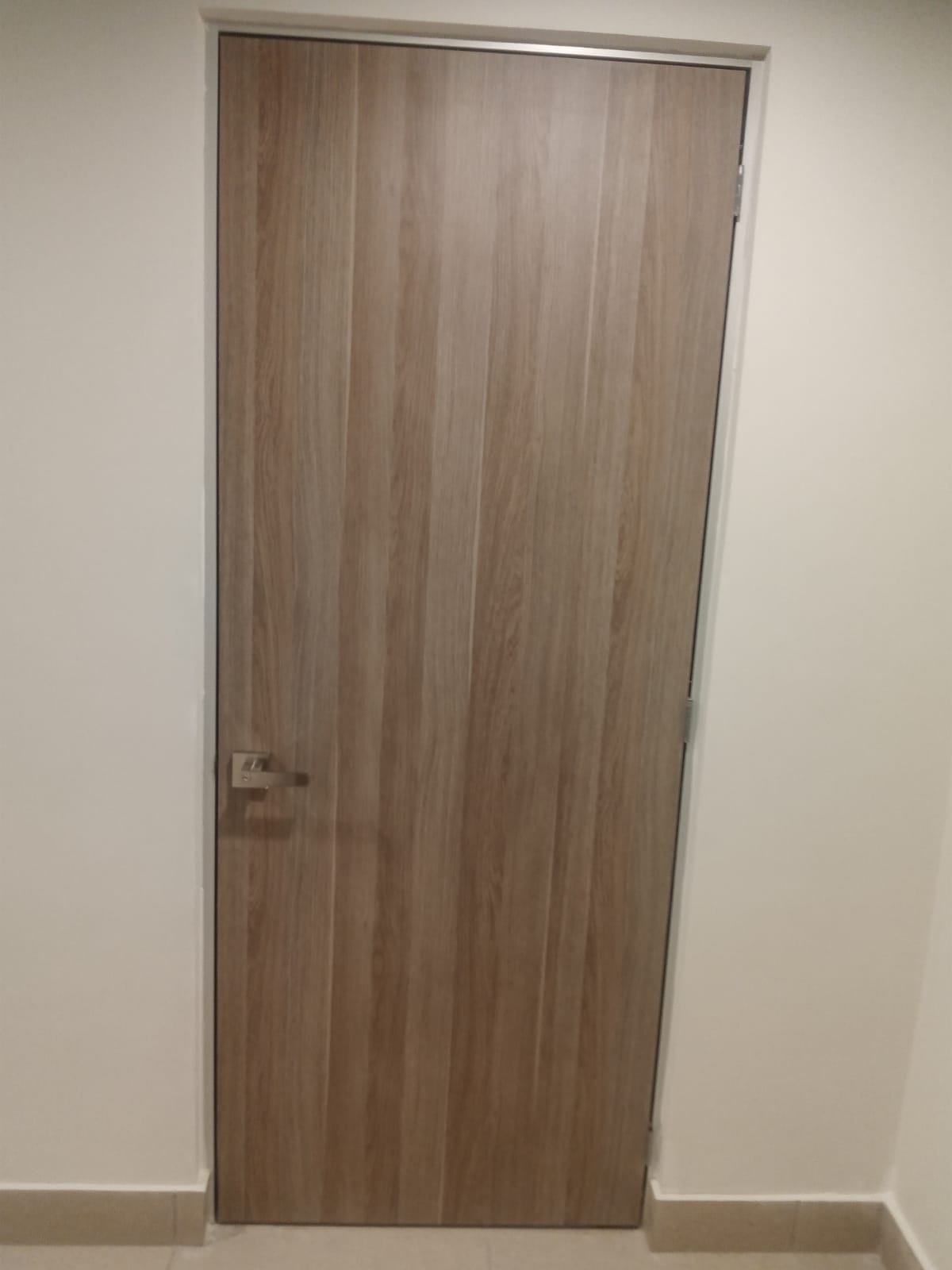 Foto puerta de chapa de madera