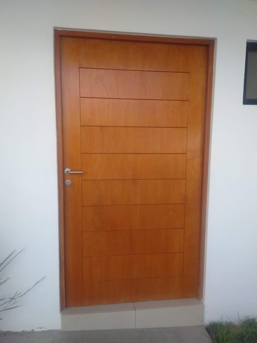 Foto puerta de chapa de madera