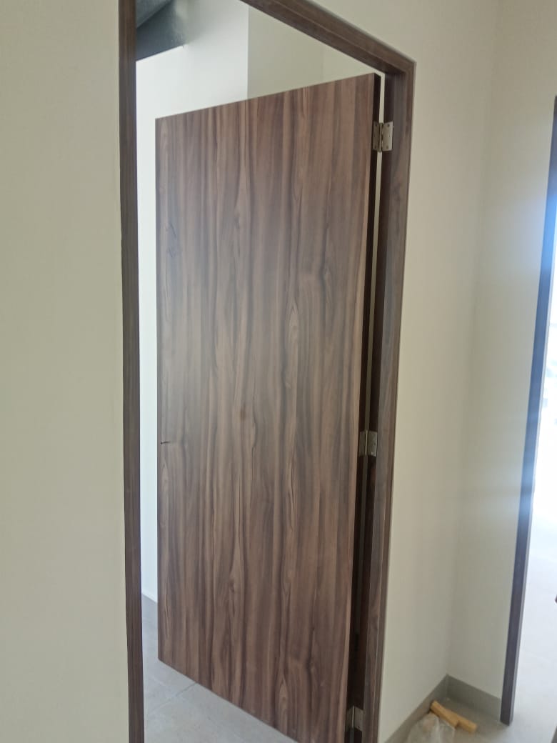 Foto puerta de chapa de madera