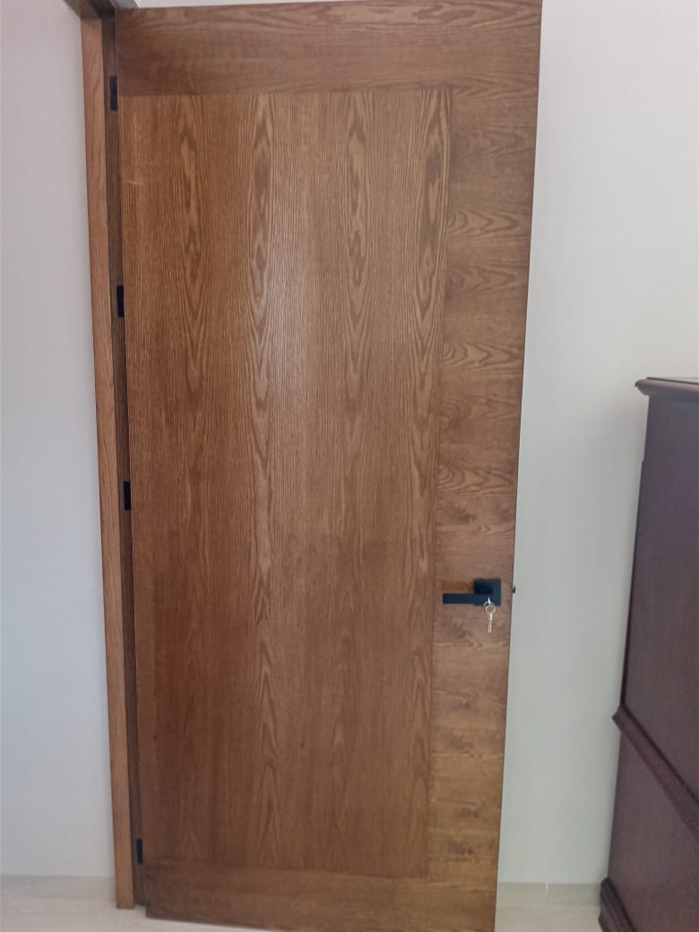 Foto puerta de chapa de madera
