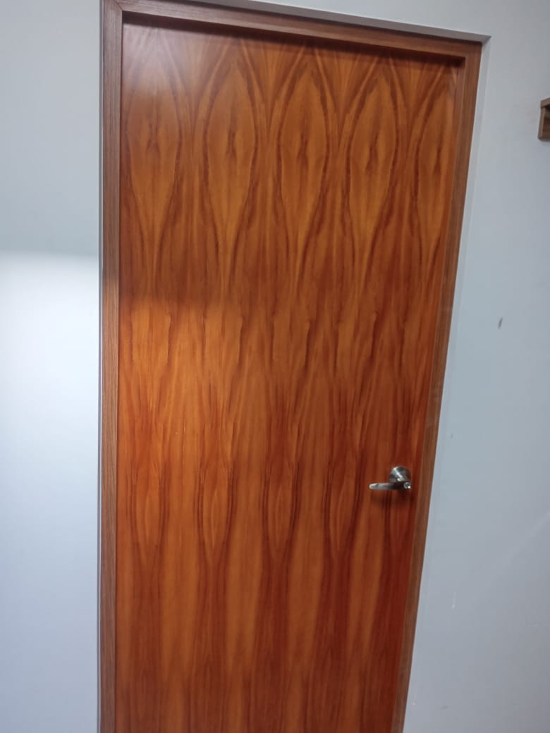 Foto puerta de chapa de madera