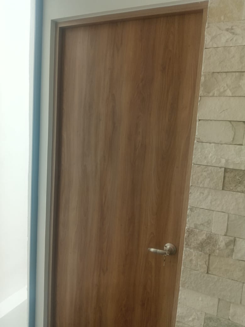 Foto puerta de chapa de madera
