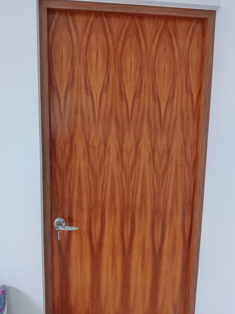 Foto puerta de chapa de madera
