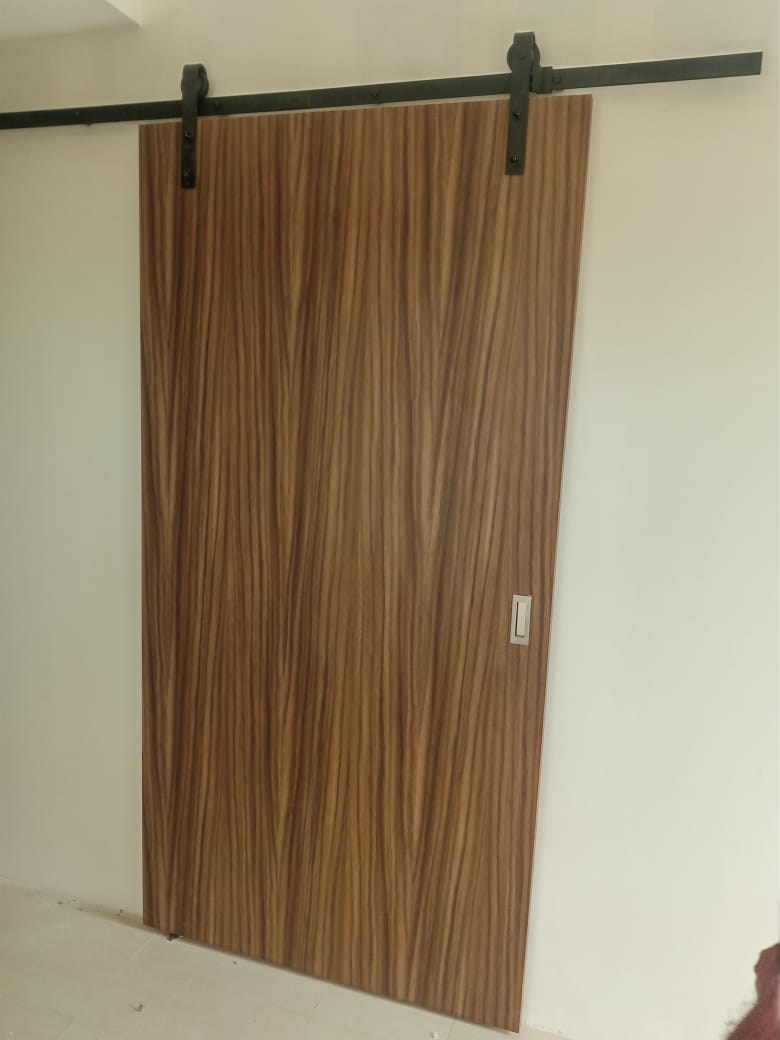 Foto puerta de chapa de madera