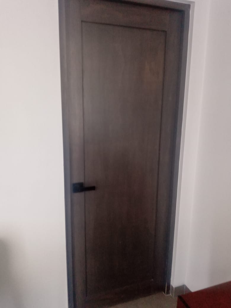 Foto puerta de chapa de madera