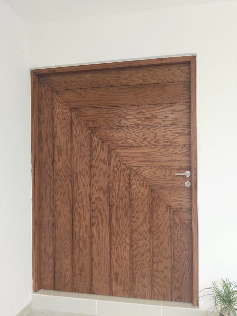 Foto puerta de chapa de madera