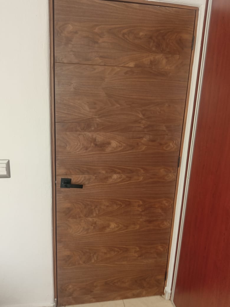 Foto puerta de chapa de madera