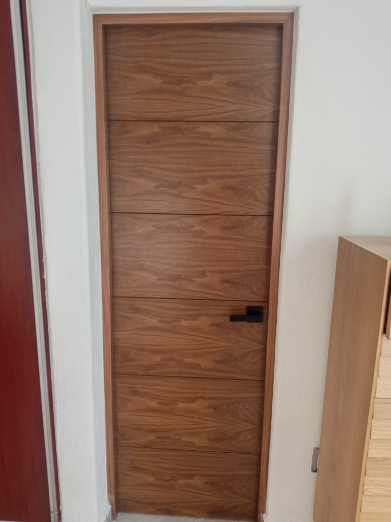Foto puerta de chapa de madera