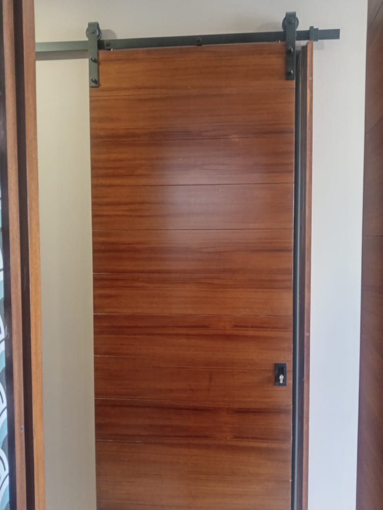 Foto puerta de chapa de madera