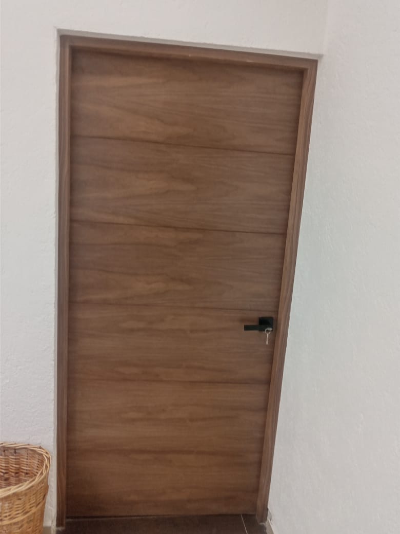 Foto puerta de chapa de madera