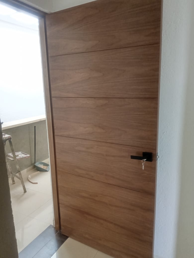 Foto puerta de chapa de madera