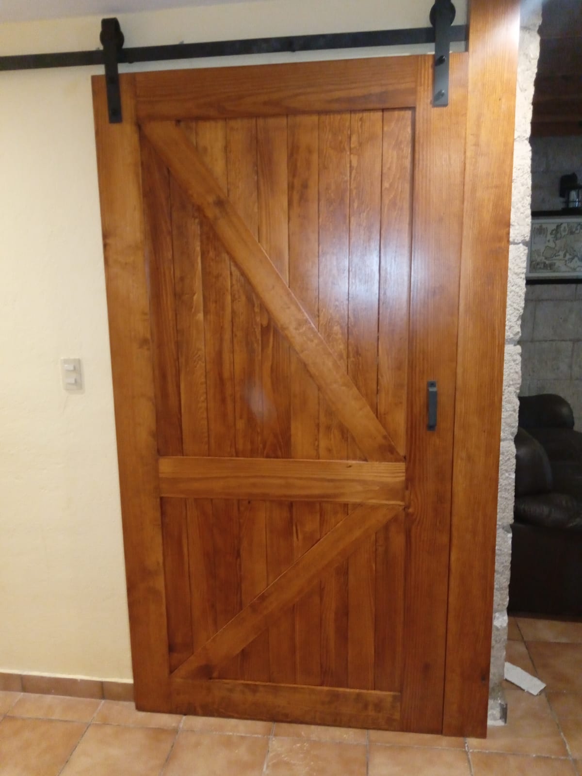 Foto puerta de chapa de madera