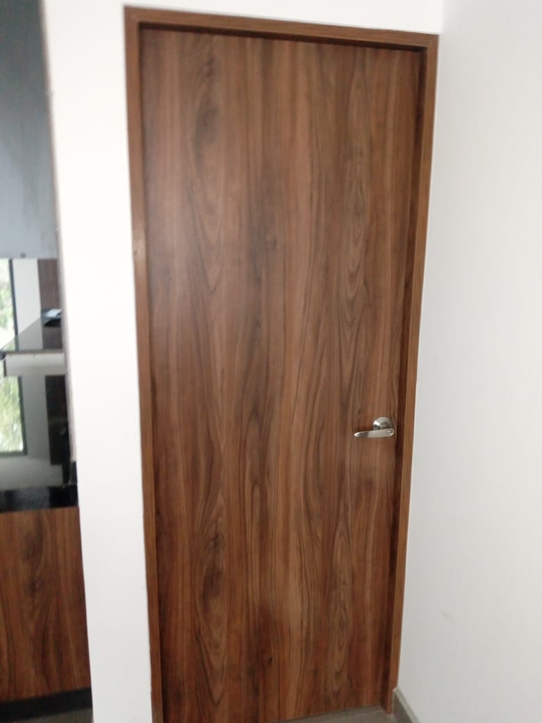 Foto puerta de chapa de madera