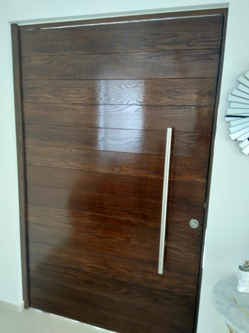 Foto puerta de chapa de madera