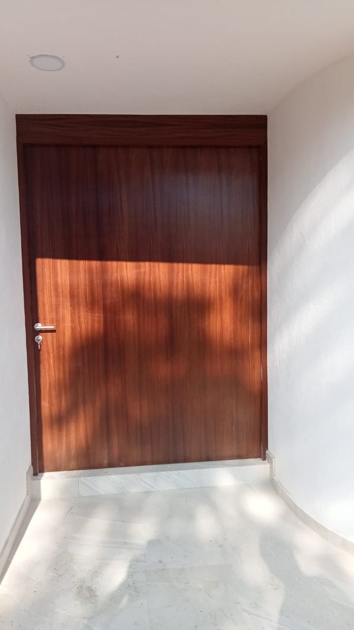 Foto puerta de chapa de madera