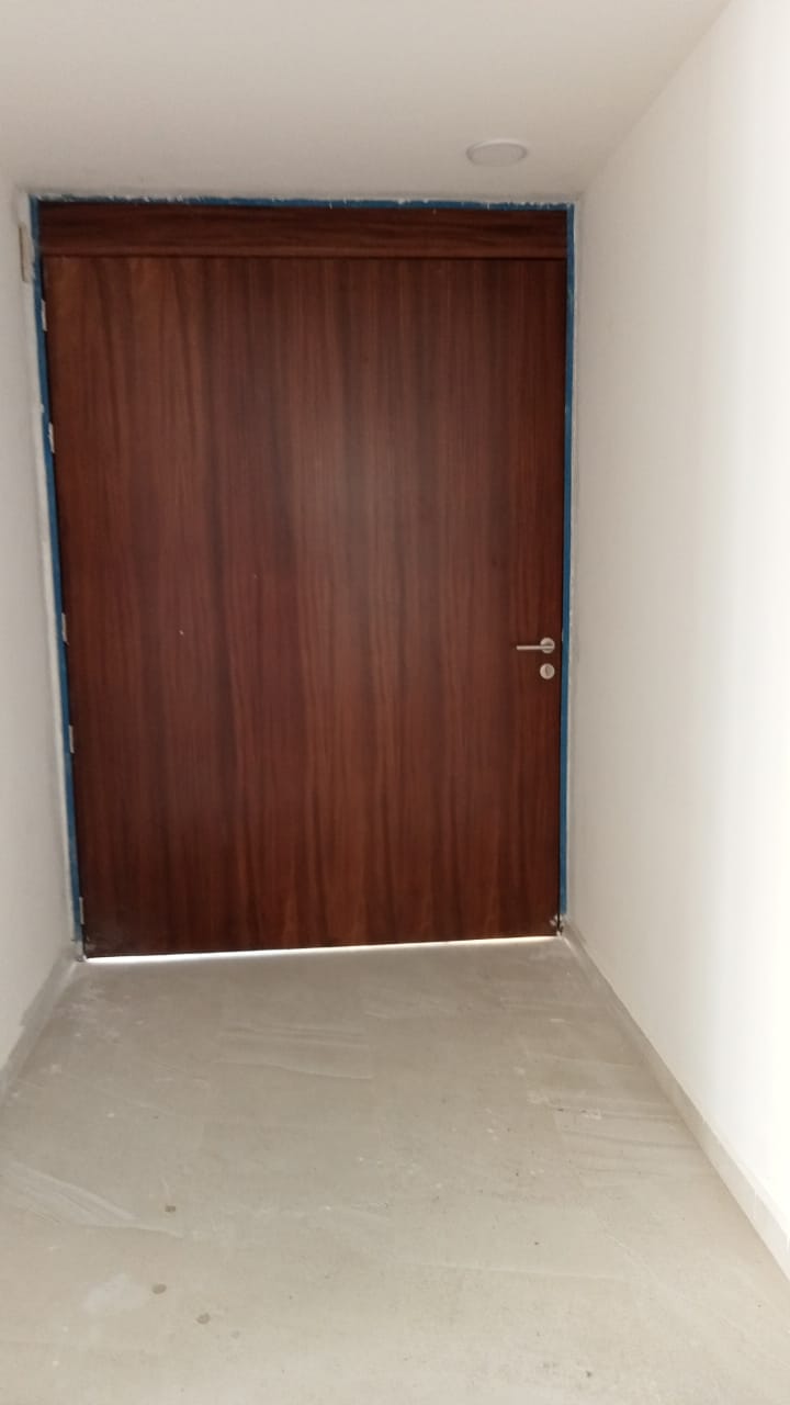 Foto puerta de chapa de madera