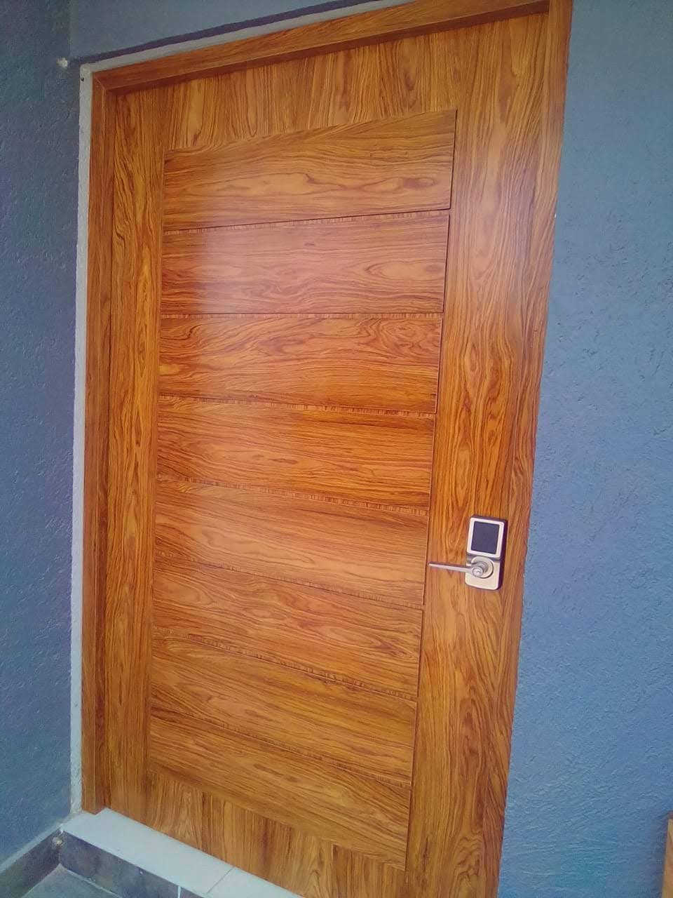 Foto puerta de chapa de madera